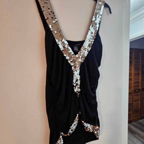 Woman's Kaisely Sequence Tank size Large - Picture 2 of 5